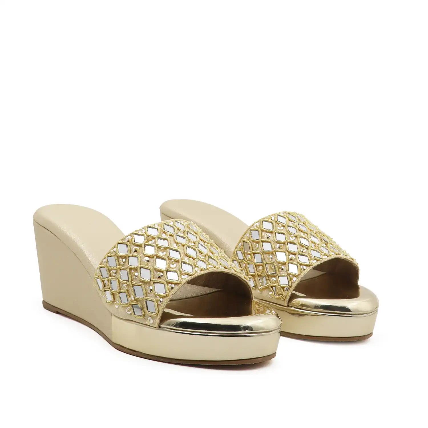 OYOQCHI women's 2.5-inch lightweight wedge slide sandals with cushioned footbed Gold color, angled pair view