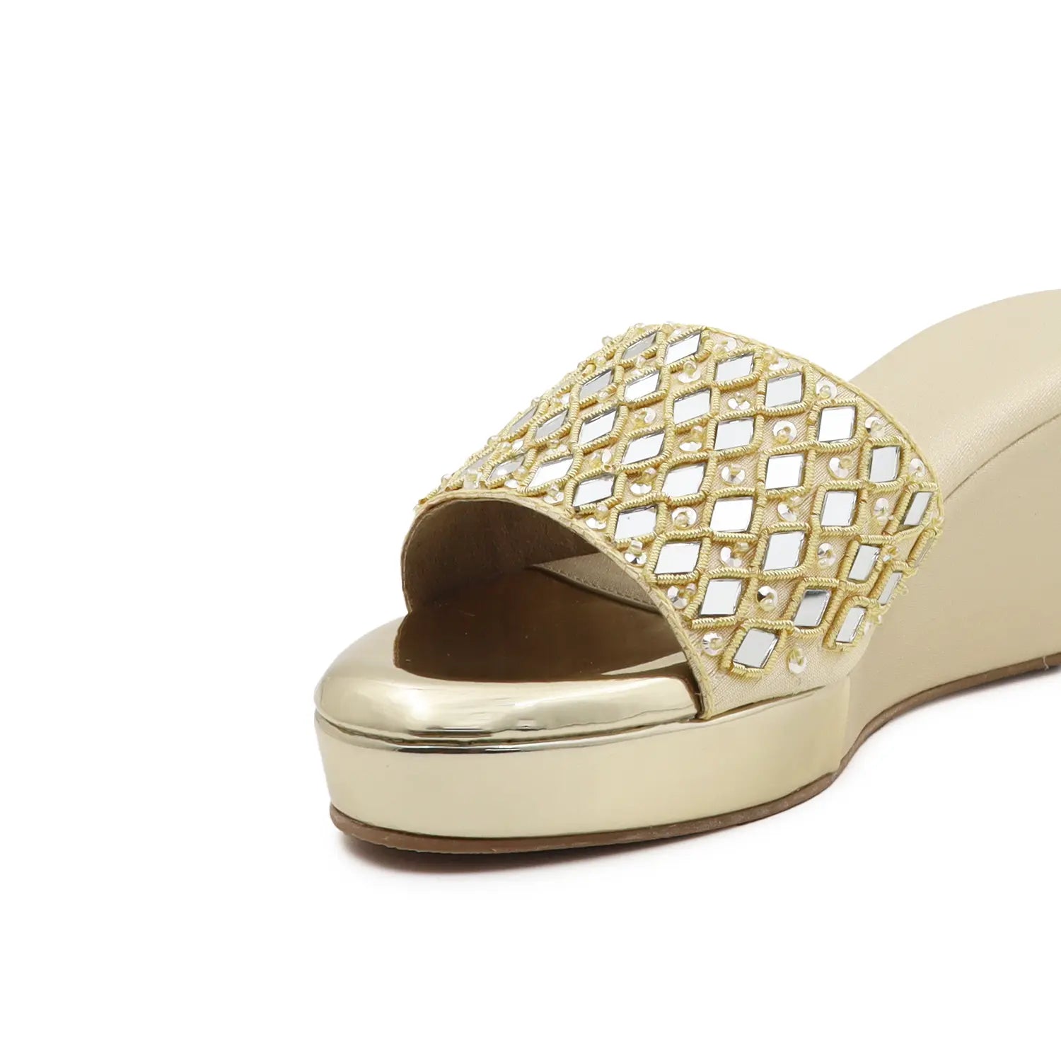OYOQCHI women's 2.5-inch lightweight wedge slide sandals with cushioned footbed Gold color, closed view